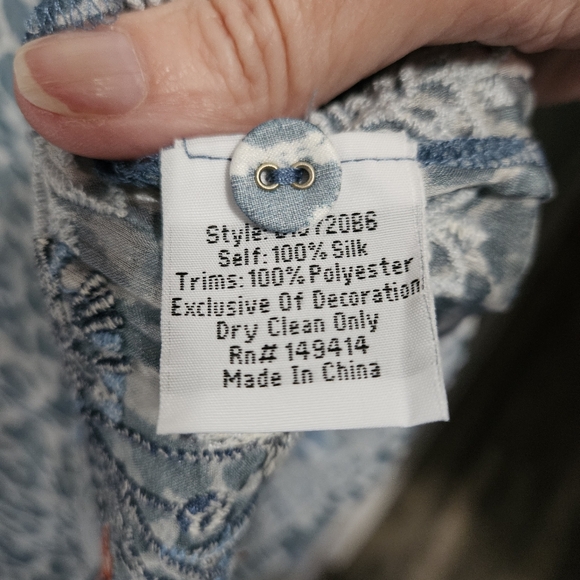 This is a Johnny Was Biya embroidered silk blouse in a blue and gray leopard XXL - Picture 9 of 12